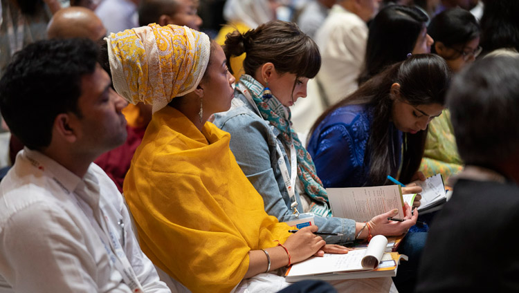 Il pubblico ascolta Sua Santità il Dalai Lama, il secondo giorno del lancio globale di SEE Learning a Nuova Delhi, India, il 6 aprile 2019. Foto di Tenzin Choejor