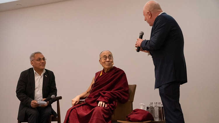 Il filantropo americano Bobby Sager e Sua Santità il Dalai Lama in occasione dell’incontro con i ragazzi della Youth Global Leaders a Nuova Delhi, India, il 7 aprile 2019. Foto di Tenzin Choejor