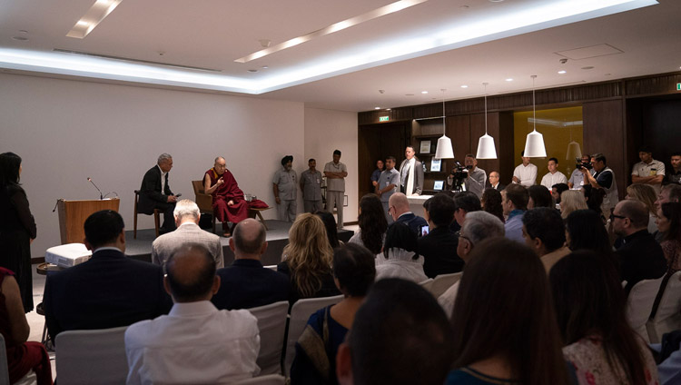 Sua Santità il Dalai Lama parla ai membri della Youth Global Leaders a Nuova Delhi, India, il 7 aprile 2019. Foto di Tenzin Choejor