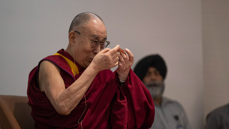 Sua Santità il Dalai Lama usa la sua mala per spiegare un punto, durante il suo discorso ai giovani della Youth Global Leaders a Nuova Delhi, India, il 7 aprile 2019. Foto di Tenzin Choejor