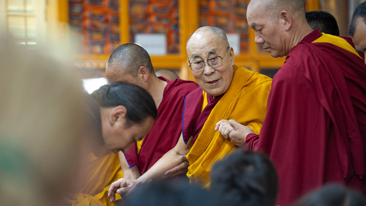 Sua Santità il Dalai Lama al suo arrivo al Tempio TibetanoPrincipale, per il secondo giorno di insegnamenti a Dharamsala, India, l'11 maggio 2019. Foto di Lobsang Tsering
