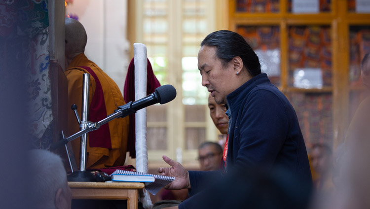 L'interprete russo traduce le spiegazioni di Sua Santità il Dalai Lama durante la seconda giornata di insegnamenti richiesti dai buddhisti russi presso il Tempio Tibetano Principale a Dharamsala, India, l'11 maggio 2019. Foto di Lobsang Tsering 