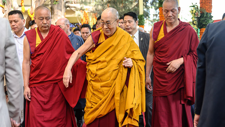 Sua Santità il Dalai Lama cammina verso il Tempio Principale Tibetano per assistere ad un'offerta di preghiere per la sua lunga vita a Dharamsala, India, il 17 maggio 2019. Foto di Tenzin Choejor