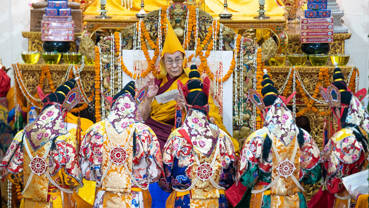 I monaci del Monastero di Namgyal eseguono i rituali delle Dakini, parte della richiesta di Lunga Vita  per Sua Santità il Dalai Lama presso il Tempio Principale Tibetano a Dharamsala, India, il 17 maggio 2019. Foto di Tenzin Choejor