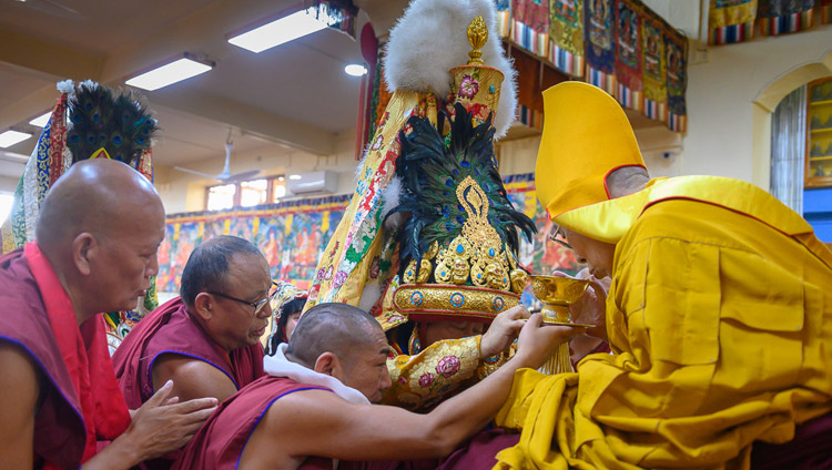 L'Oracolo di Nechung offre doni rituali per la lunga vita di Sua Santità il Dalai Lama. Tempio Principale Tibetano di Dharamsala, India, il 17 maggio 2019. Foto di Tenzin Choejor