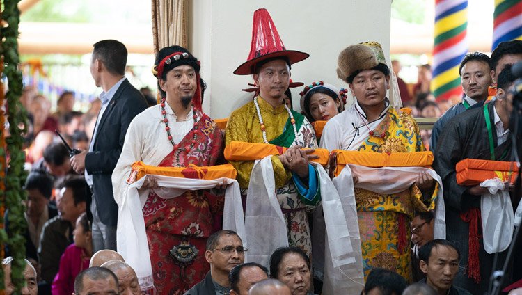 Alcuni membri della comunità tibetana delle tre province del Tibet in abito tradizionale durante la Cerimonia di offerta di lunga vita per Sua Santità il Dalai Lama presso il Tempio Principale Tibetano a Dharamsala, India, il 17 maggio 2019. Foto di Tenzin Choejor