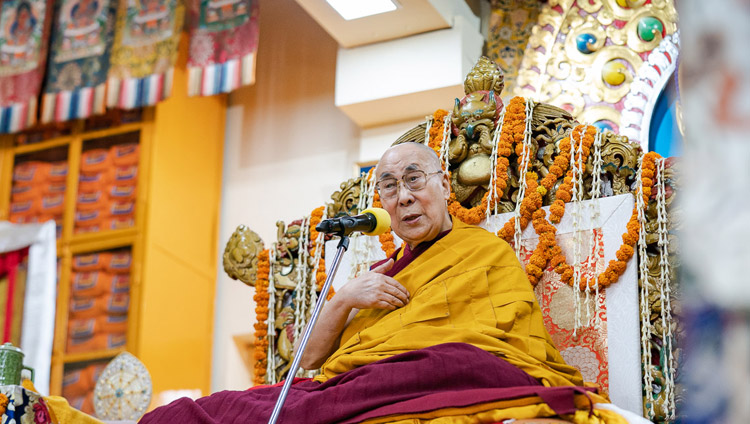 Sua Santità il Dalai Lama durante la Cerimonia di Offerta di Lunga Vita presso il Tempio Principale Tibetano a Dharamsala, India, il 17 maggio 2019. Foto di Tenzin Choejor