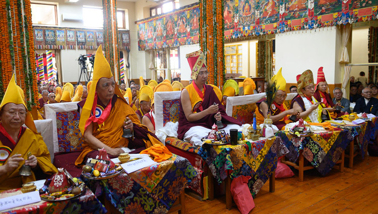 I rappresentanti delle diverse tradizioni religiose tibetane nel Tempio Principale Tibetano durante la Cerimonia di offerta di lunga vita per Sua Santità il Dalai Lama a Dharamsala, India il 17 maggio 2019. Foto di Tenzin Choejor