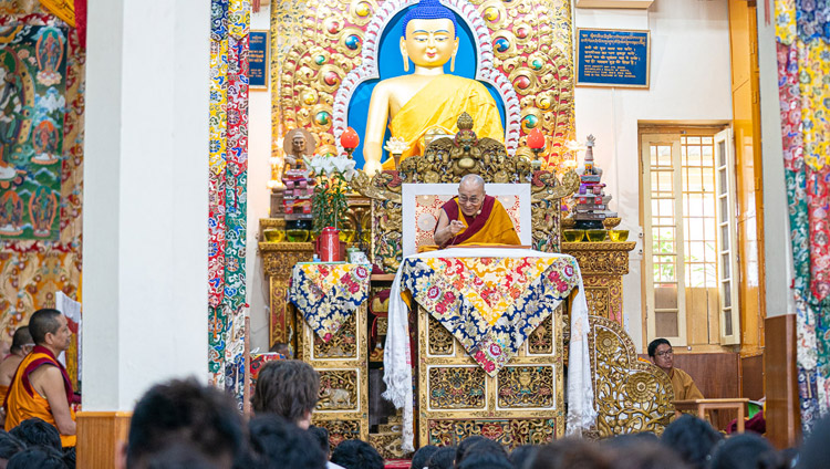 Sua Santità il Dalai Lama si rivolge agli studenti tibetani nel Tempio Tibetano Principale di Dharamsala, India, il 3 giugno 2019. Foto di Tenzin Choejor