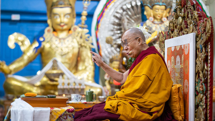 Sua Santità il Dalai Lama durante il suo insegnamento per giovani tibetani al Tempio Principale Tibetano a Dharamsala, India, il 3 giugno 2019. Foto di Tenzin Choejor