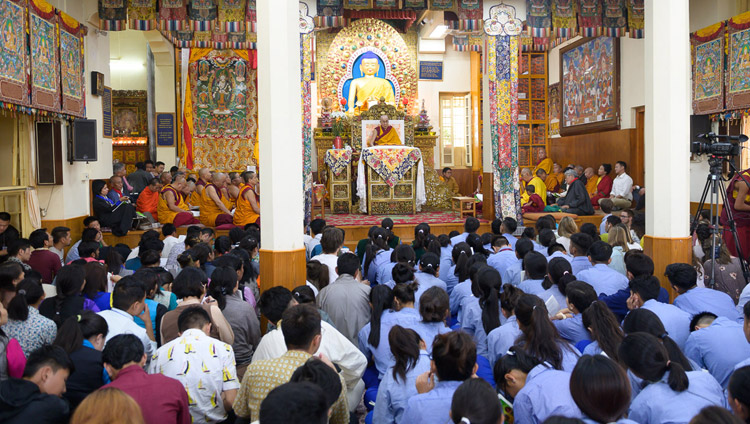 Il Tempio Principale Tibetano con alcuni dei mille e duecento studenti tibetani che hanno partecipato all'insegnamento di Sua Santità il Dalai Lama a Dharamsala, India, il 3 giugno 2019. Foto di Tenzin Choejor