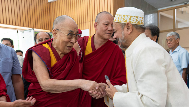 Sua Santità il Dalai Lama arriva all’auditorium per partecipare alla conferenza "Celebrare la diversità nel mondo musulmano". Nuova Delhi, India, il 15 giugno 2019. Foto di Tenzin Choejor