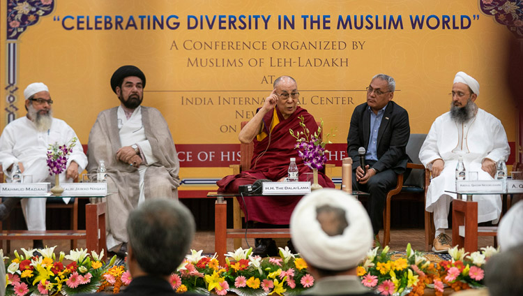 Sua Santità il Dalai Lama interviene alla conferenza "Celebrare la diversità nel mondo musulmano" presso il Centro Internazionale dell'India a Nuova Delhi, India, il 15 giugno 2019. Foto di Tenzin Choejor