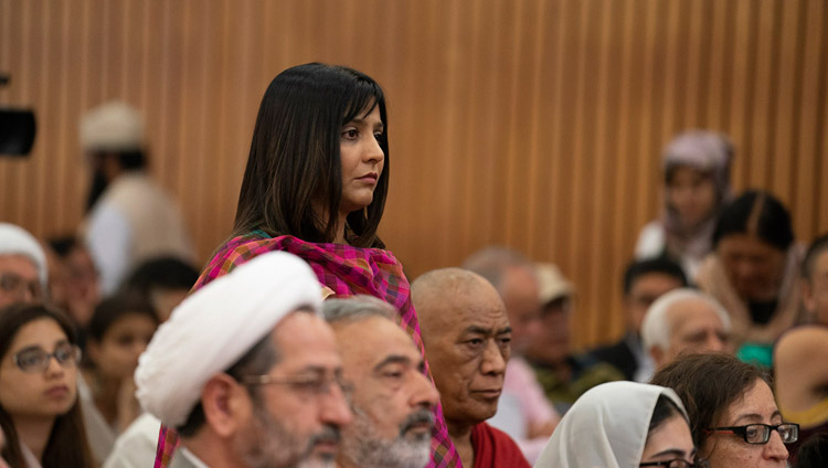 Il pubblico ascolta Sua Santità il Dalai Lama rispondere alla domanda durante la conferenza "Celebrating Diversity in the Muslim World" presso l'India International Centre di Nuova Delhi, India, il 15 giugno 2019. Foto di Tenzin Choejor