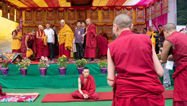 I monaci durante un dibattito, prima dell'arrivo di Sua Santità il Dalai Lama per il primo giorno di insegnamenti a Manali, India, il 13 agosto 2019. Foto di Tenzin Choejor