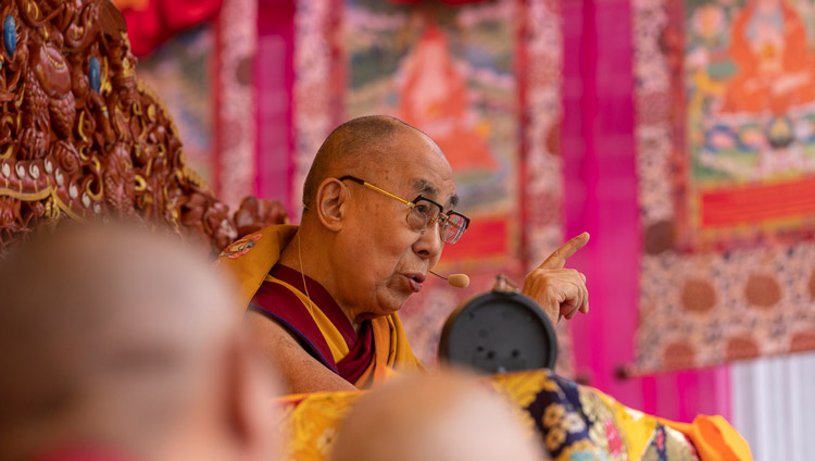 Sua Santità il Dalai Lama il primo giorno dei suoi insegnamenti a Manali, India, il 13 agosto 2019. Foto di Tenzin Choejor