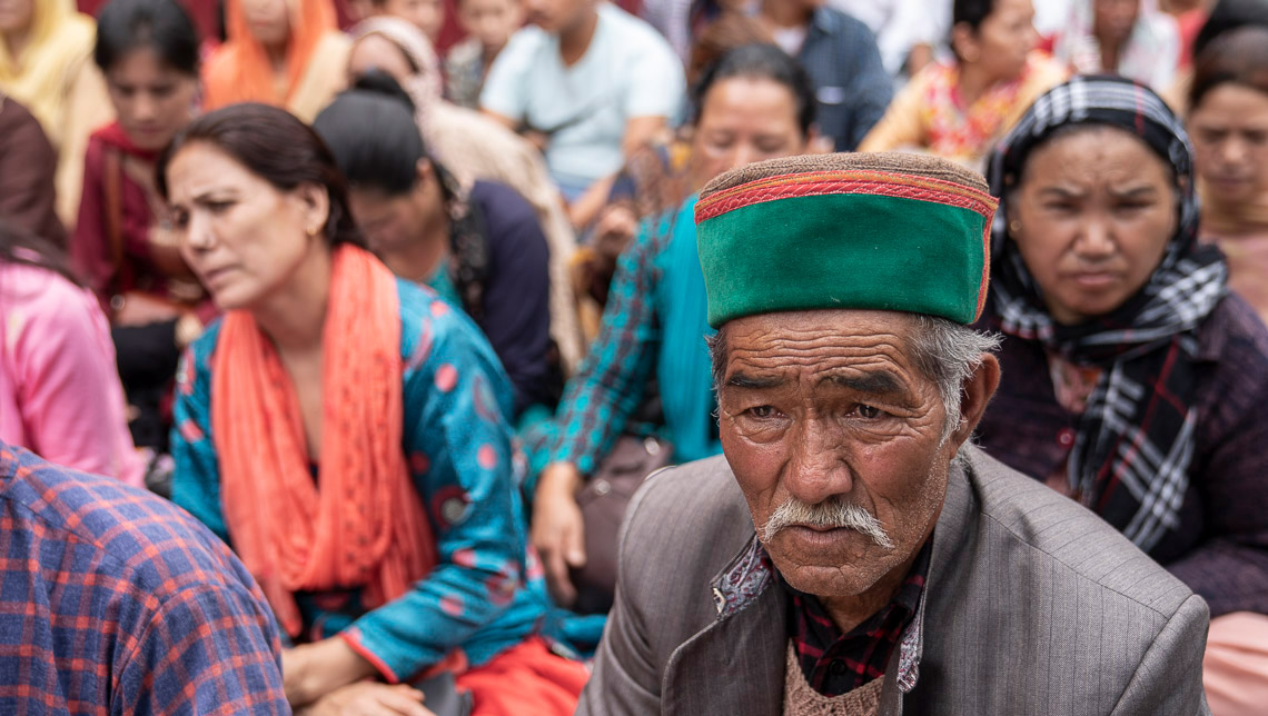 Il pubblico ascolta Sua Santità il Dalai Lama il primo giorno dei suoi insegnamenti a Manali, India, il 13 agosto 2019. Foto di Tenzin Choejor