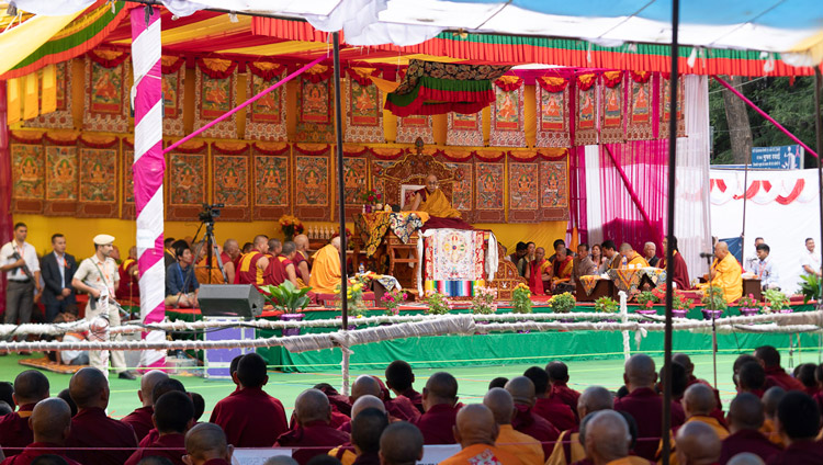 Una veduta del palco, il primo giorno degli insegnamenti di Sua Santità il Dalai Lama a Manali, India, il 13 agosto 2019. Foto di Tenzin Choejor