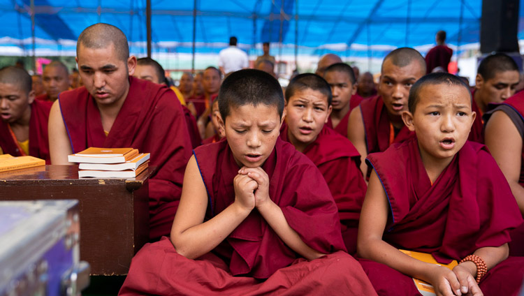 Alcuni giovani monaci recitano delle preghiere durante il primo giorno degli insegnamenti di Sua Santità il Dalai Lama a Manali, India, il 13 agosto 2019. Foto di Tenzin Choejor