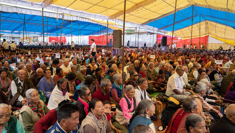 Oltre cinquemila persone hanno partecipato al primo giorno degli insegnamenti di Sua Santità il Dalai Lama a Manali, India, il 13 agosto 2019. Foto di Tenzin Choejor