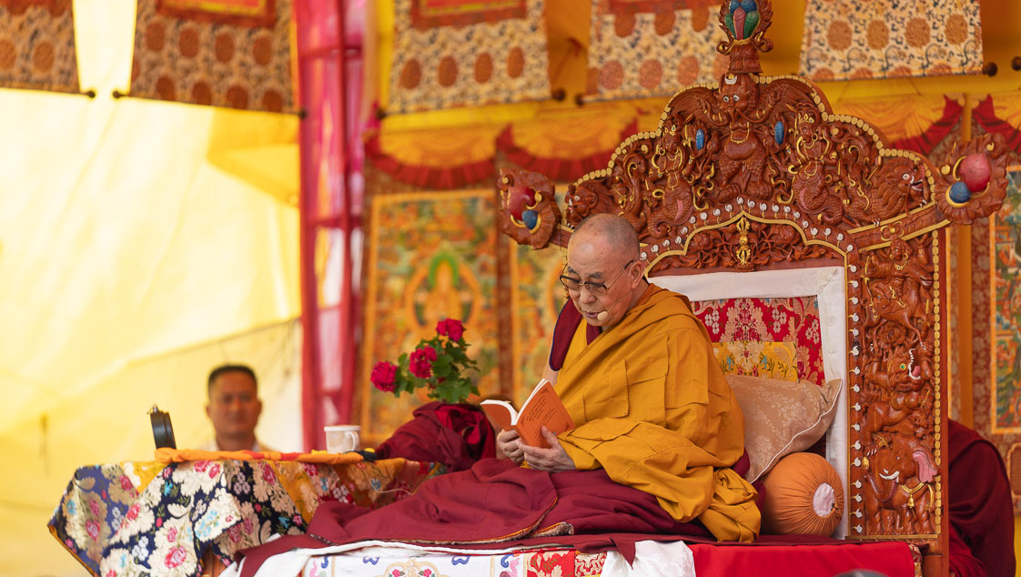 Sua Santità il Dalai Lama durante il primo giorno di insegnamenti a Manali, India il 13 agosto 2019. Foto di Tenzin Choejor