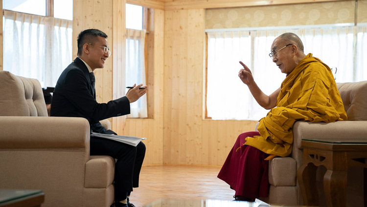 Sua Santità il Dalai Lama intervistato dalla televisione Hakka di Taiwan presso il monastero Ön Ngari di Manali, India, il 14 agosto 2019. Foto di Tenzin Choejor
