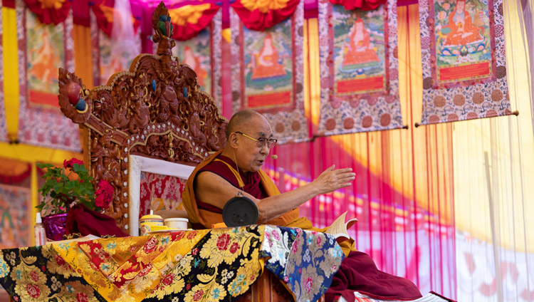 Sua Santità il Dalai Lama nel secondo giorno dei suoi insegnamenti a Manali, India, il 14 agosto 2019. Foto di Tenzin Choejor