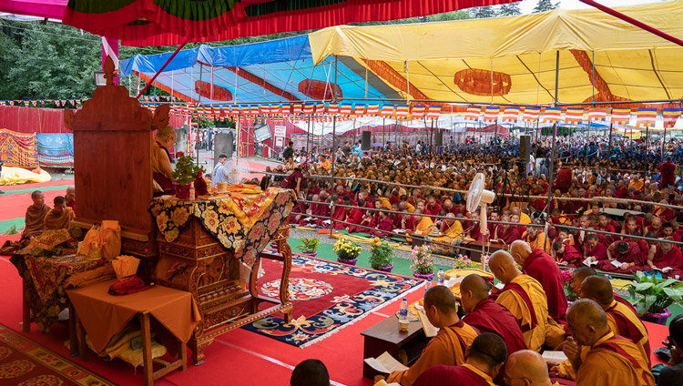 Il palcoscenico durante il secondo giorno degli insegnamenti di Sua Santità il Dalai Lama a Manali, India, il 14 agosto 2019. Foto di Tenzin Choejor