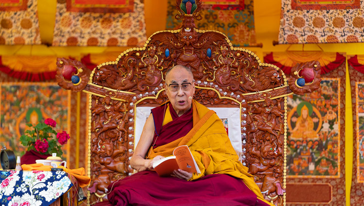 Sua Santità il Dalai Lama spiega Nagarjuna, nel secondo giorno dei suoi insegnamenti a Manali, India, il 14 agosto 2019. Foto di Tenzin Choejor