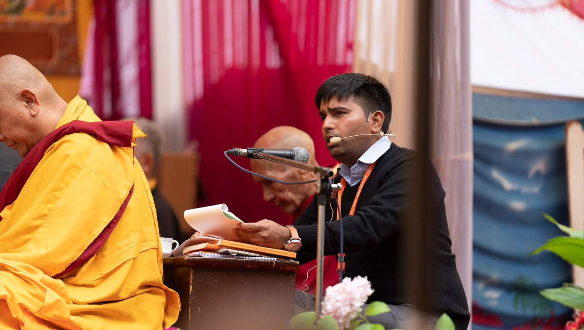 L'interprete hindi traduce i commenti di Sua Santità il Dalai Lama, il secondo giorno di insegnamenti a Manali, India, il 14 agosto 2019. Foto di Tenzin Choejor