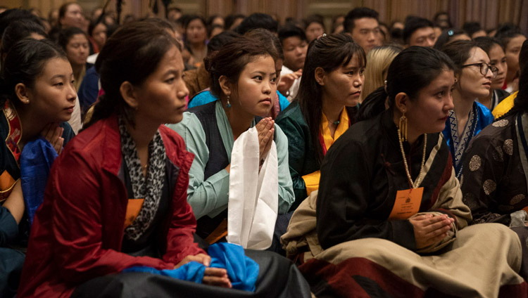 Il pubblico ascolta Sua Santità il Dalai Lama durante il suo incontro con gli studenti tibetani a Mangaluru, Karnataka, India, il 30 agosto 2019. Foto di Tenzin Choejor