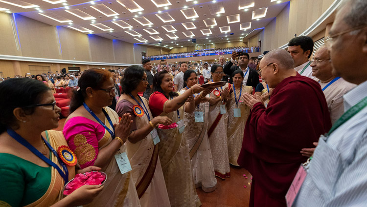 Sua Santità il Dalai Lama al suo arrivo al Centro Congressi Padre Muller in occasione del 52° Congresso Nazionale della "All India Association of Catholic Schools" di Mangaluru, Karnataka, India, il 30 agosto 2019. Foto di Tenzin Choejor