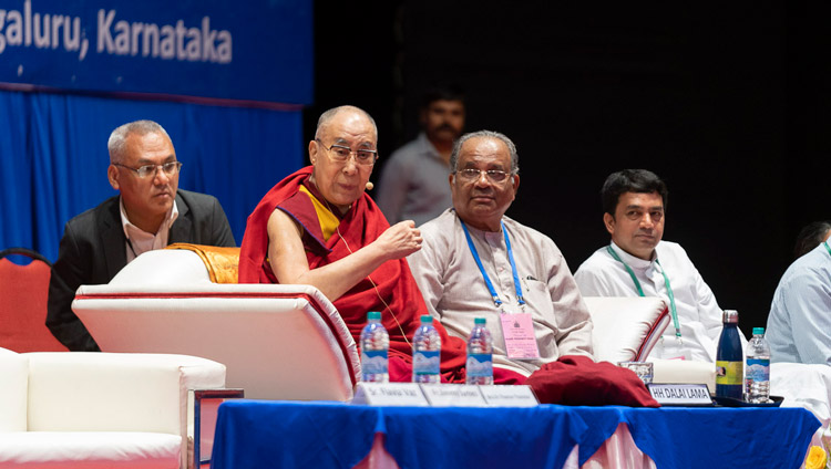 Sua Santità il Dalai Lama durante la sessione del mattino della 52a Convention Nazionale della "All India Association of Catholic Schools" a Mangaluru, Karnataka, India, il 30 agosto 2019. Foto di Tenzin Choejor