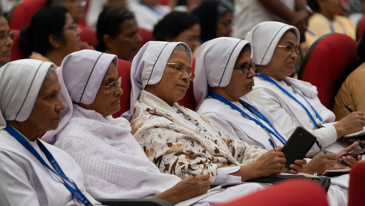 Le suore ascoltano Sua Santità il Dalai Lama durante la 52a Convention Nazionale della "All India Association of Catholic Schools" a Mangaluru, Karnataka, India, il 30 agosto 2019. Foto di Tenzin Choejor