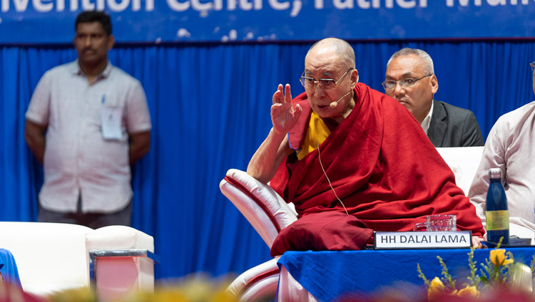 Sua Santità il Dalia Lama risponde alle domande durante il 52°Congresso Nazionale della "All India Association of Catholic Schools" a Mangaluru, Karnataka, India, il 30 agosto 2019. Foto di Tenzin Choejor