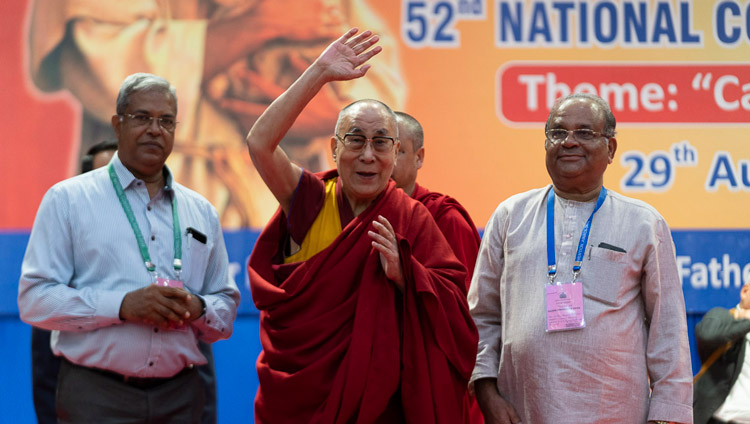 Sua Santità il Dalai Lama saluta il pubblico al termine della sezzione del mattino del 52°Congresso Nazionale della "All India Association of Catholic Schools a Mangaluru", Karnataka, India, il 30 agosto 2019. Foto di Tenzin Choejor