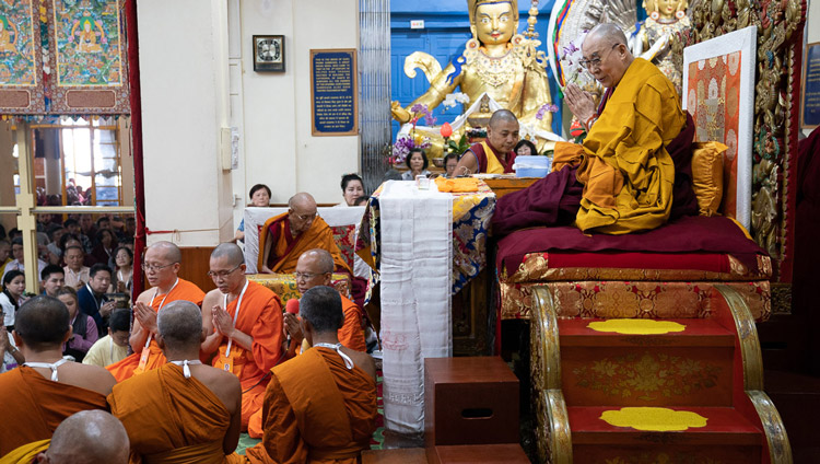 I monaci thailandesi rendono omaggio al Buddha in Pali, all'inizio del primo giorno degli insegnamenti di Sua Santità il Dalai Lama al Tempio Principale Tibetano a Dharamsala, (India), il 4 settembre 2019. Foto di Tenzin Choejor