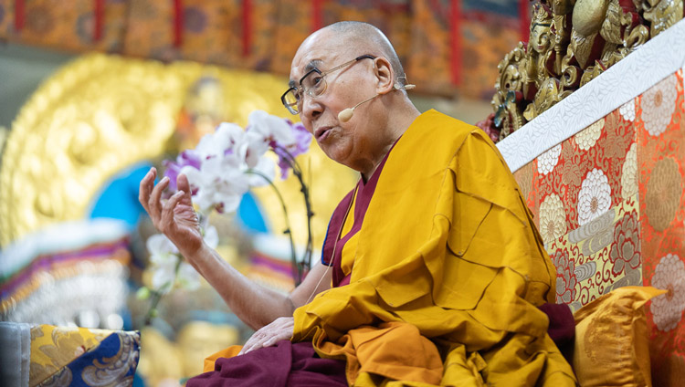 Sua Santità il Dalai Lama durante il primo giorno di insegnamenti presso il Tempio Tibetano Principale a Dharamsala, (India), il 4 settembre 2019. Foto di Tenzin Choejor
