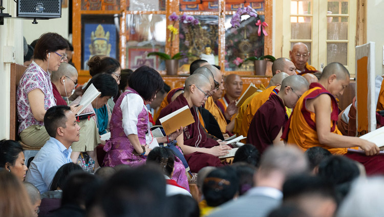 I praticanti nel cortile del Tempio Principale Tibetano ascoltano Sua Santità il Dalai Lama durante il secondo giorno di insegnamenti a Dharamsala, India, il 5 settembre 2019. Foto di Matteo Passigato