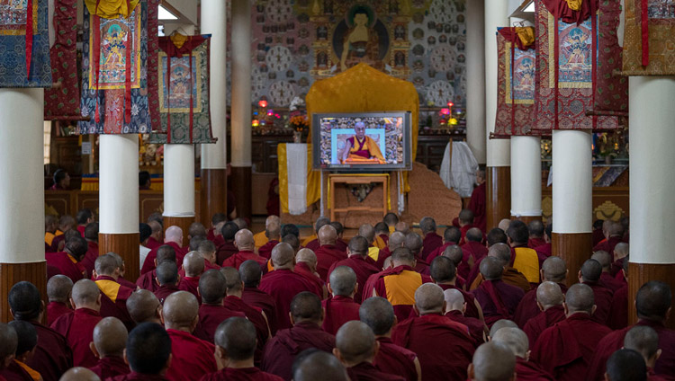 I praticanti nel Tempio di Kalachakra assistono agli insegnamenti di Sua Santità il Dalai Lama attraverso gli schermi. Dharamsala, (India), il 5 settembre 2019. Foto di Matteo Passigato