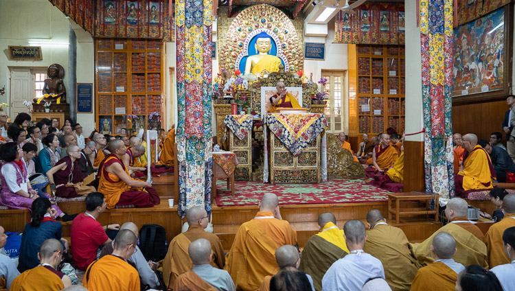 Una vista dell'interno del Tempio Principale Tibetano, il secondo giorno degli insegnamenti di Sua Santità il Dalai Lama. Dharamsala, India, il 5 settembre 2019. Foto di Tenzin Choejor