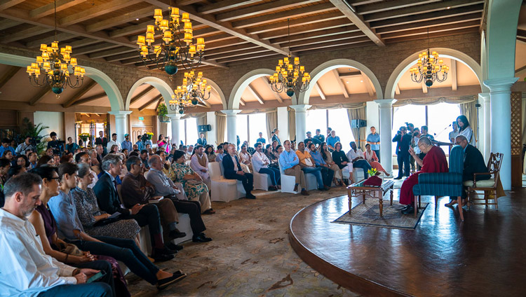 Sua Santità il Dalai Lama ha risposto alle domande dei suoi ospiti durante l'incontro con intellettuali, accademici e diplomatici al Taj Hotel di Nuova Delhi, India, il 21 settembre 2019. Foto di Tenzin Choejor