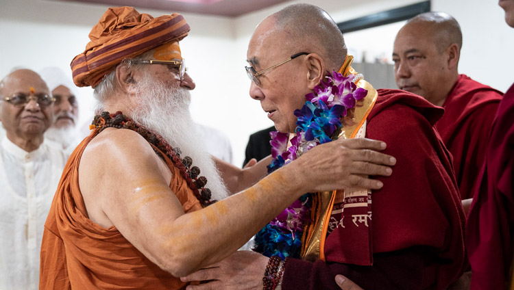 Sua Santità il Dalai Lama incontra il Swami Karshni Gurusharanandaji Maharaja al suo arrivo allo Sri Udasin Karshni Ashram di Mathura, India, il 22 settembre 2019. Foto di Tenzin Choejor