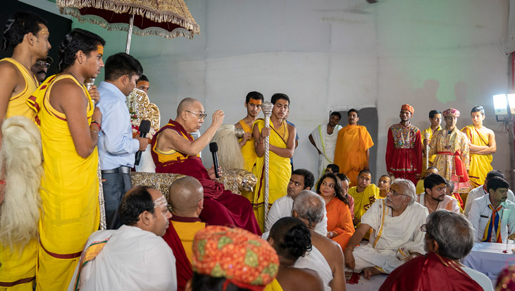 Sua Santità il Dalai Lama durante l'incontro allo Sri Udasin Karshni Ashram di Mathura, India, il 22 settembre 2019. Foto di Tenzin Choejor
