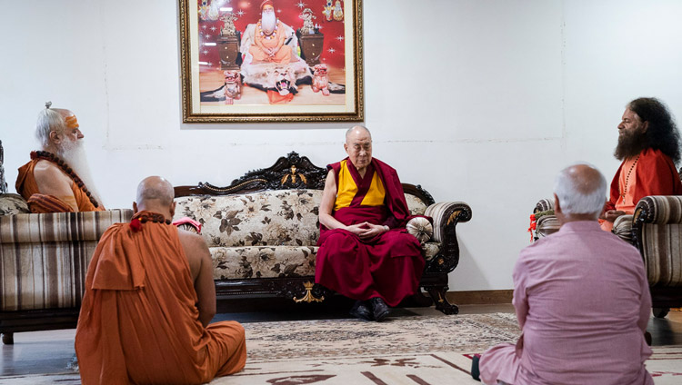 Sua Santità il Dalai Lama con lo Swami Karshni Gurusharanandaji Maharaj, Swami Chidanand Saraswati e altri membri dell'ashram in meditazione, la mattina del secondo giorno della visita allo Shri Udasin Karshni Ashram di Mathura, India il 23 settembre 2019. Foto di Tenzin Choejor