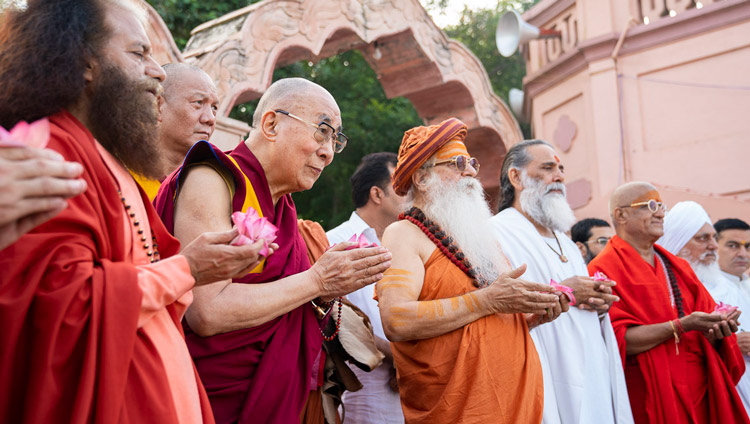 Sua Santità il Dalai Lama partecipa ad un rituale sulle rive del fiume Yamuna a Mathura, India, il 23 settembre 2019. Foto di Tenzin Choejor