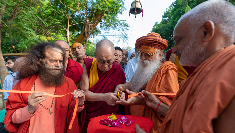 Sua Santità il Dalai Lama all'inaugurazione della porta del giardino del Buddha presso lo Sri Udasin Karshni Ashram di Mathura, India, il 23 settembre 2019. Foto di Tenzin Choejor