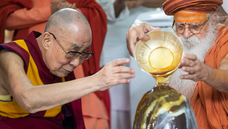 Sua Santità il Dalai Lama insieme a Swami Karshni Gurusharanandaji Maharaj durante un'offerta di Rudra Abhishek allo Shivling presso lo Sri Udasin Karshni Ashram di Mathura, India il 23 settembre 2019. Foto di Tenzin Choejor