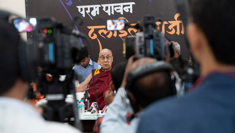 Sua Santità il Dalai Lama risponde alle domande dei giornalisti nell'auditorium dello Sri Udasin Karshni Ashram di Mathura, India, il 23 settembre 2019. Foto di Tenzin Choejor