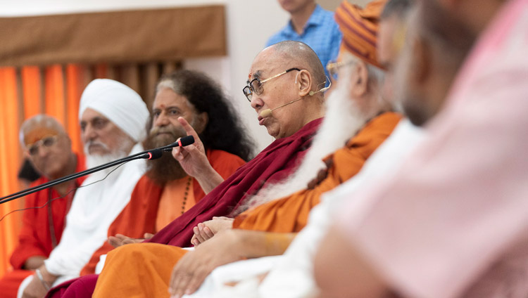 Sua Santità il Dalai Lama nell'auditorium dello Sri Udasin Karshni Ashram di Mathura, India, il 23 settembre 2019. Foto di Tenzin Choejor